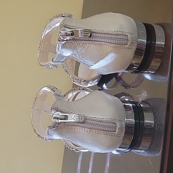 Sandles - Picture 5 of 11